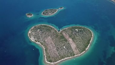 Havadan görünümü adanın severler, Otok Galesnnjak, adacık, rock kalp, Hırvatistan, adanın şeklinde. Otok za Zaljubljene, sevgi Adası olarak da adlandırılır. Torrette Belediyesi.
