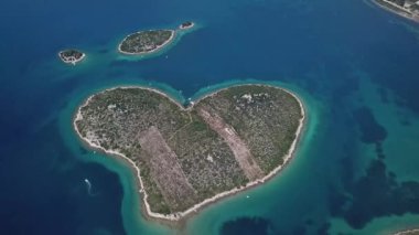Havadan görünümü adanın severler, Otok Galesnnjak, adacık, rock kalp, Hırvatistan, adanın şeklinde. Otok za Zaljubljene, sevgi Adası olarak da adlandırılır. Torrette Belediyesi.