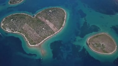 Havadan görünümü adanın severler, Otok Galesnnjak, adacık, rock kalp, Hırvatistan, adanın şeklinde. Otok za Zaljubljene, sevgi Adası olarak da adlandırılır. Torrette Belediyesi.