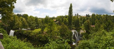 Hırvatistan, 26/06/2018: Rastoke, ahşap evler, su değirmenleri ve şelaleler Korana nehre ile Plitvice, küçük göller bilinen Slunj Belediyesi tarihi merkezi görünümü