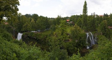 Hırvatistan, 26/06/2018: Rastoke, ahşap evler, su değirmenleri ve şelaleler Korana nehre ile Plitvice, küçük göller bilinen Slunj Belediyesi tarihi merkezi görünümü