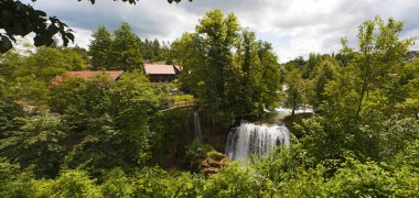 Hırvatistan, 26/06/2018: Rastoke, ahşap evler, su değirmenleri ve şelaleler Korana nehre ile Plitvice, küçük göller bilinen Slunj Belediyesi tarihi merkezi görünümü