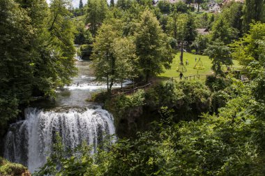 Hırvatistan, 26/06/2018: Rastoke, ahşap evler, su değirmenleri ve şelaleler Korana nehre ile Plitvice, küçük göller bilinen Slunj Belediyesi tarihi merkezi görünümü