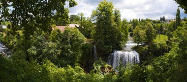 Hırvatistan, 26/06/2018: Rastoke, ahşap evler, su değirmenleri ve şelaleler Korana nehre ile Plitvice, küçük göller bilinen Slunj Belediyesi tarihi merkezi görünümü