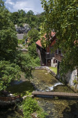 Hırvatistan, 26/06/2018: Rastoke, ahşap evler, su değirmenleri ve şelaleler Korana nehre ile Plitvice, küçük göller bilinen Slunj Belediyesi tarihi merkezi görünümü