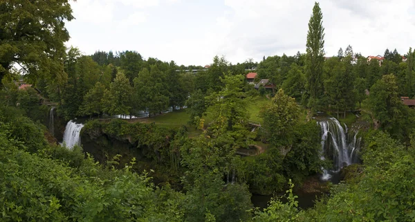 Hırvatistan, 26/06/2018: Rastoke, ahşap evler, su değirmenleri ve şelaleler Korana nehre ile Plitvice, küçük göller bilinen Slunj Belediyesi tarihi merkezi görünümü