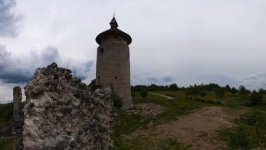 Hırvatistan, 26/06/2018: bulutlu ve fırtınalı hava eski şehir Drenik (Stari Grad Drenik), Plitvice lakes bölgesinde küçük köy yıkık kalede panoramik manzaralı