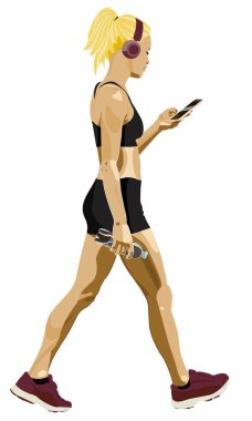 Müzik dinleyerek yürüyen ve cep telefonuna bakan kız. Teknoloji ve spor. Açık hava etkinlikleri, fitness. Elinde su şişesi, insan vücudunun hidrasyon