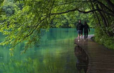 Hırvatistan, 28/06/2018: bir çift üzerinde ahşap geçit, Plitvice Gölleri Milli Parkı, devlet merkezi Hırvatistan Bosna Hersek sınıra en dağlık karstik alanında en büyük parklarından biri olan