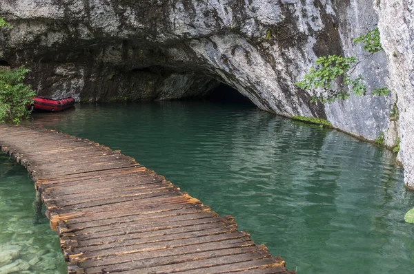 Kroatien 2018 Trätrottoar Och Röd Jolle Plitvice Lakes National Park — Stockfoto