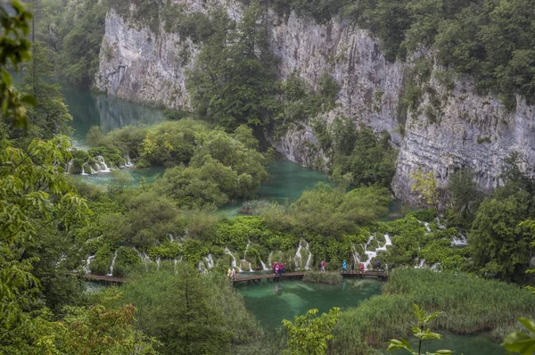 Horvátország 2018 Emberek Sétány Plitvicei Tavak Nemzeti Park Egyik Legrégebbi — Stock Fotó