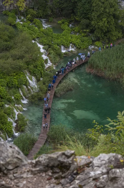 Kroatien 2018 Människor Gångvägen Plitvice Lakes National Park Äldsta Parkerna — Stockfoto