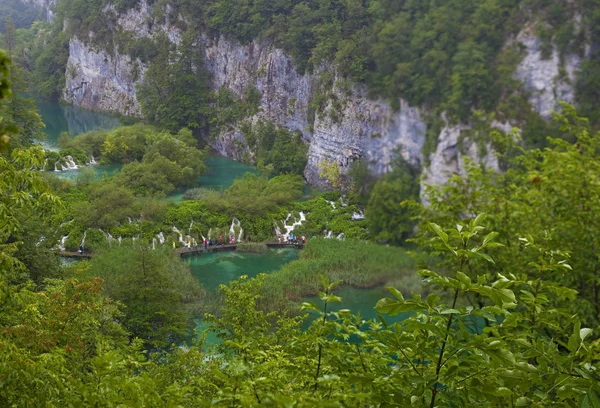 Kroatien 2018 Människor Gångvägen Plitvice Lakes National Park Äldsta Parkerna — Stockfoto