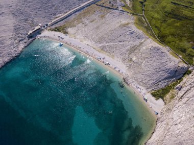 Rucica Beach Pag Adası, Metajna, Hırvatistan hava görünümünü. Şeffaf deniz dibinin vahşi ve ıssız doğa, yıkananlara, dinlenme ve yaz tatili. Promontories ve kayalıklarla Hırvat kıyıları. Deniz taşkın kayalar