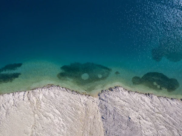 海の岩の空中写真 透明な水の上から見た海底の概要です Rucica ビーチ Metajna クロアチアのパグ島の航空写真 — ストック写真