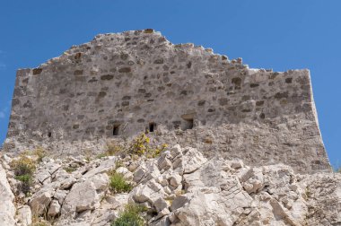 Hırvatistan, 29/06/2018: güneşli gün ve yıkık bir gözetleme kulesi önünde Paski çoğu, ana toprak ve Pag bağlanır 1968 köprü görünümünü ada, en büyük beşinci adanın Hırvat sahil
