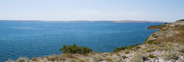 Hırvatistan, 30/06/2018: Adriyatik Denizi ve en uzun sahil şeridi ile bir panoramik bir uçurum pag Island Hırvat en büyük beşinci Adası üzerinden Kuzey Sahil