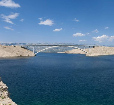 Hırvatistan, 29/06/2018: güneşli gün ve panoramik Paski en, ana toprak ve Pag bağlanır 1968 köprü ada, en büyük beşinci adanın Hırvat sahil 