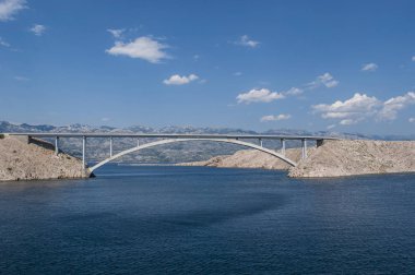 Hırvatistan, 29/06/2018: güneşli gün ve panoramik Paski en, ana toprak ve Pag bağlanır 1968 köprü ada, en büyük beşinci adanın Hırvat sahil 