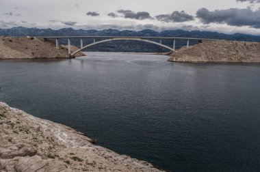 Hırvatistan, 29/06/2018: fırtınalı hava ve panoramik Paski en, ana toprak ve Pag bağlanır 1968 köprü ada, en büyük beşinci adanın Hırvat sahil 