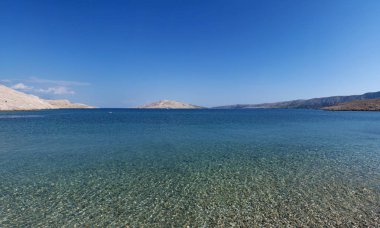 Hırvatistan, 30/06/2018: Rucica, köy Metajna, ünlü Pag Island üzerinde çöl manzara güneydoğusunda çevrili çorak bir koyda yer alan çakıllı plaja kristal berraklığında su