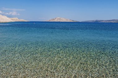 Hırvatistan, 30/06/2018: Rucica, köy Metajna, ünlü Pag Island üzerinde çöl manzara güneydoğusunda çevrili çorak bir koyda yer alan çakıllı plaja kristal berraklığında su