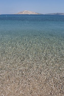 Hırvatistan, 30/06/2018: Rucica, köy Metajna, ünlü Pag Island üzerinde çöl manzara güneydoğusunda çevrili çorak bir koyda yer alan çakıllı plaja kristal berraklığında su