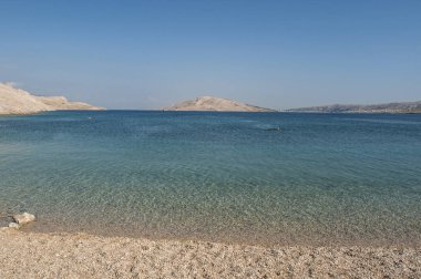Hırvatistan, 30/06/2018: Rucica, köy Metajna, ünlü Pag Island üzerinde çöl manzara güneydoğusunda çevrili çorak bir koyda yer alan çakıllı plaja kristal berraklığında su