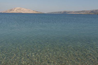 Hırvatistan, 30/06/2018: Rucica, köy Metajna, ünlü Pag Island üzerinde çöl manzara güneydoğusunda çevrili çorak bir koyda yer alan çakıllı plaja kristal berraklığında su