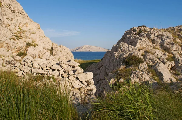 Horvátország 2018 Egy Pillantást Rucica Kavicsos Strand Fészkelt Egy Kopár — Stock Fotó