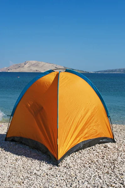 Croácia 2018 Uma Tenda Laranja Rucica Praia Seixos Localizada Uma — Fotografia de Stock