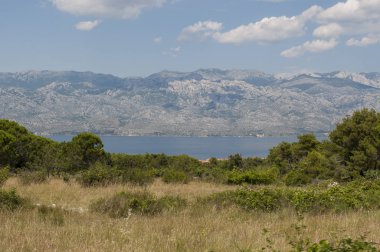 Hırvatistan, 30/06/2018: Adriyatik Denizi ve en uzun sahil şeridi ile bir yoldan panoramik pag Island Hırvat en büyük beşinci adanın kuzey sahil