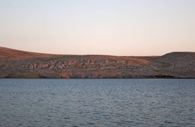 Hırvatistan, 30/06/2018: Adriyatik Denizi ve en uzun sahil şeridi ile bir günbatımı yoldan panoramik manzaraya pag Island Hırvat en büyük beşinci adanın kuzey sahil