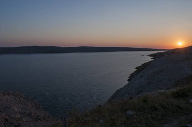 Hırvatistan, 30/06/2018: Adriyatik Denizi ve en uzun sahil şeridi ile bir günbatımı yoldan panoramik manzaraya pag Island Hırvat en büyük beşinci adanın kuzey sahil