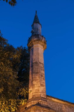 Bosna, 5/07/2018: 1551, Mostar, tek minare girişinde sol tarafta olması için şehrin en eski Camii inşa Cejvan Cehaja caminin gece manzarası 