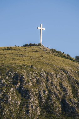 Bosna, 5/07/2018: 33 metre yüksekliğinde, çapraz, milenyumun Hıristiyanlık 2000 yıllık eski Mostar Şehir bakan Hum tepenin en yüksek noktasında temsil etmek için 2002 yılında inşa görüntülemek