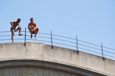 Mostar, 5/07/2018: Stari Most (Köprüsü), hangi dips Neretva Nehri içinde geleneksel Yarışması düzenlenmektedir 450 yıldan uzun bir süre Osmanlı köprüsü üzerinden atlama önce dalgıçlar