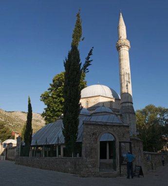 Bosna, 5/07/2018: Karadjoz Bey Camii, Mostar, en popüler turistik yerlerinden biri, Osmanlı mimari 1554 Türk tarafından örneği en büyük cami mimar Mimar Sinan