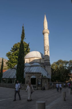 Bosna, 5/07/2018: Karadjoz Bey Camii, Mostar, en popüler turistik yerlerinden biri, Osmanlı mimari 1554 Türk tarafından örneği en büyük cami mimar Mimar Sinan