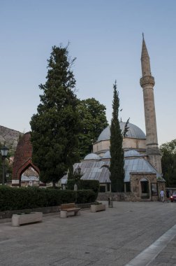 Bosna, 5/07/2018: Karadjoz Bey Camii, Mostar, en popüler turistik yerlerinden biri, Osmanlı mimari 1554 Türk tarafından örneği en büyük cami mimar Mimar Sinan