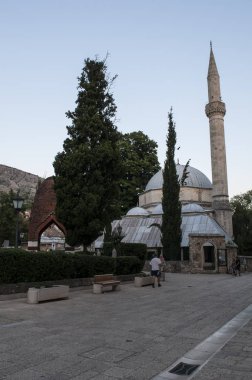 Bosna, 5/07/2018: Karadjoz Bey Camii, Mostar, en popüler turistik yerlerinden biri, Osmanlı mimari 1554 Türk tarafından örneği en büyük cami mimar Mimar Sinan