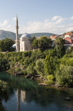 Bosna, 5/07/2018: Mostar, Neretva Nehri üzerinde eski şehir manzarası ile görüş saray ve binalar eski ın Bazaarı Kujundziluk, Müslüman çeyrek ve Koski Mehmed Paşa Camii