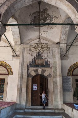 Bosna, 5/07/2018: Koski Mehmed Paşa Cami, Mostar, 1618 tamamlanan Osmanlı mimarisinin olağanüstü örnek ikinci büyük Camii avlusu, mimari detaylar