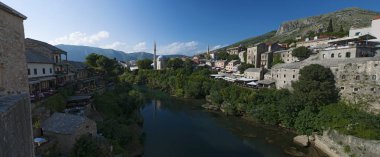 Bosna, 5/07/2018: Mostar, Neretva Nehri üzerinde eski şehir manzarası ile görüş saray ve binalar eski ın Bazaarı Kujundziluk, Müslüman çeyrek ve Koski Mehmed Paşa Camii