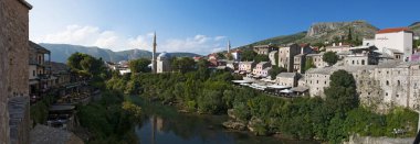 Bosna, 5/07/2018: Mostar, Neretva Nehri üzerinde eski şehir manzarası ile görüş saray ve binalar eski ın Bazaarı Kujundziluk, Müslüman çeyrek ve Koski Mehmed Paşa Camii