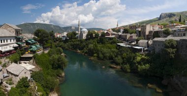 Bosna, 5/07/2018: Mostar, Neretva Nehri üzerinde eski şehir manzarası ile görüş saray ve binalar eski ın Bazaarı Kujundziluk, Müslüman çeyrek ve Koski Mehmed Paşa Camii