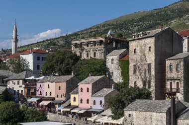 Bosna-Hersek, 5/07/2018: Mostar, Neretva Nehri üzerinde eski şehir manzarası ile görüş saray ve eski ın Bazaarı Kujundziluk, ünlü Müslüman çeyrek binaların