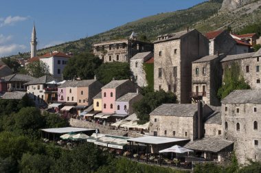 Bosna-Hersek, 5/07/2018: Mostar, Neretva Nehri üzerinde eski şehir manzarası ile görüş saray ve eski ın Bazaarı Kujundziluk, ünlü Müslüman çeyrek binaların