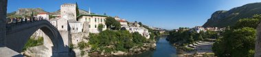 Bosna, 5/07/2018: manzarası ve Stari Most (Köprüsü), 16. yüzyıl Osmanlı köprüsü Mostar Şehir sembolü 9 Kasım 1993 tarihinde Hırvat askeri kuvvetleri tarafından Hırvat-Boşnak savaş sırasında yok.