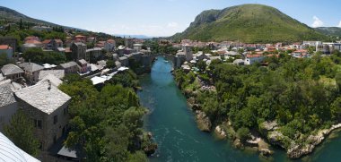 Bosna, 5/07/2018: manzarası ve Stari Most (Köprüsü), 16. yüzyıl Osmanlı köprüsü Mostar Şehir sembolü 9 Kasım 1993 tarihinde Hırvat askeri kuvvetleri tarafından Hırvat-Boşnak savaş sırasında yok.